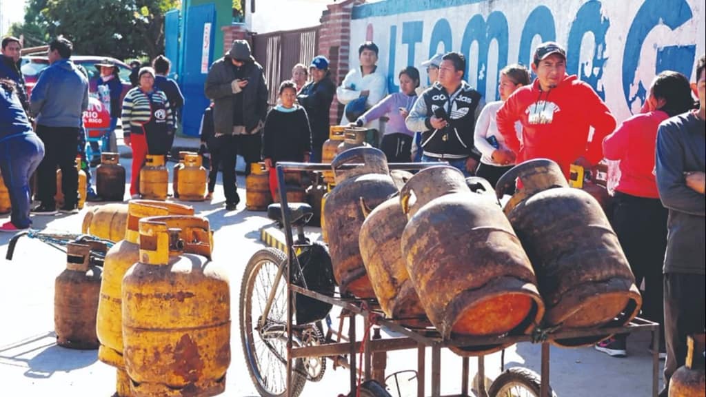 Crisis por GLP, gasolina y diésel asfixia a familias y choferes 1783507195241
